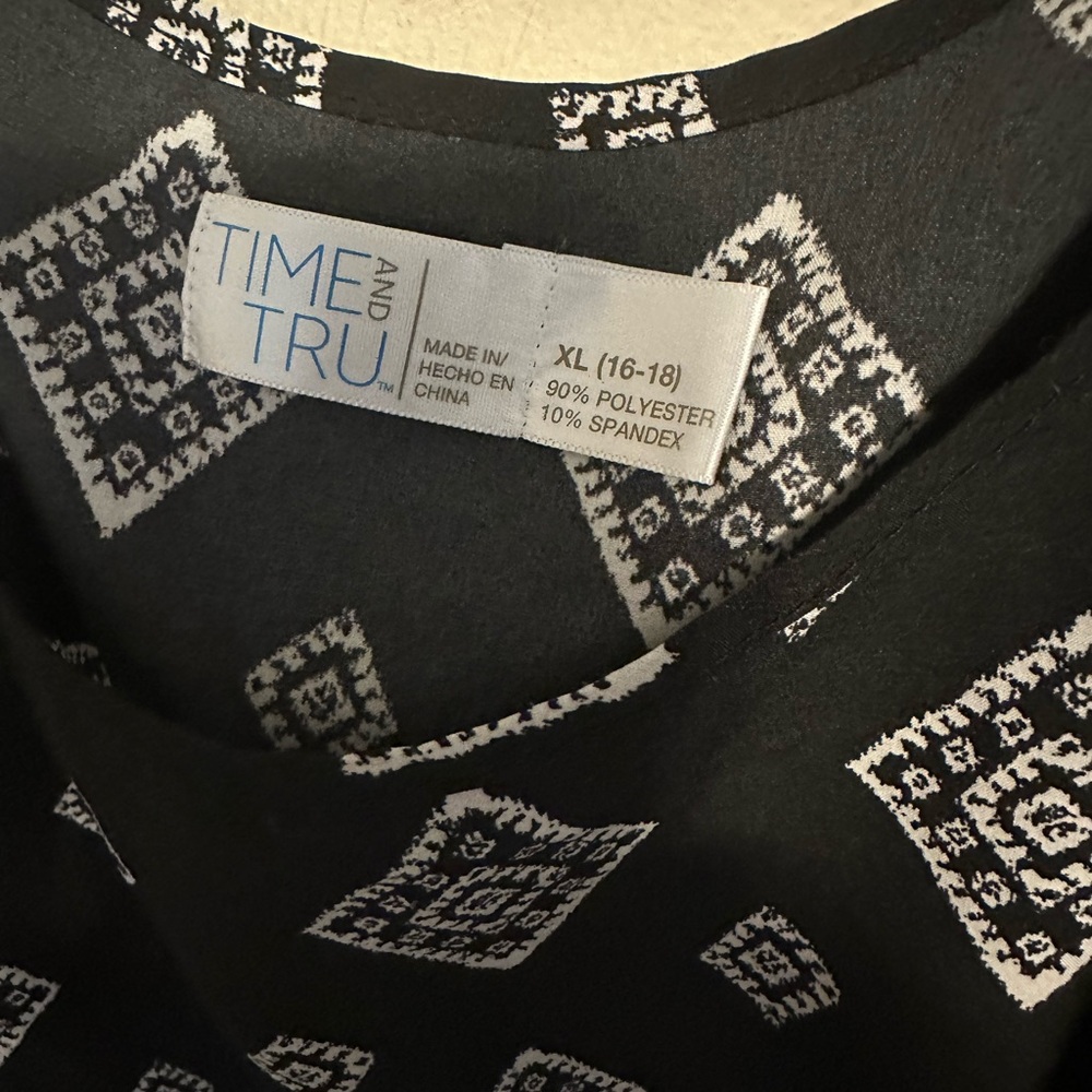 Time and Tru Geometric Black and White Tank Top - Picture 2 of 2